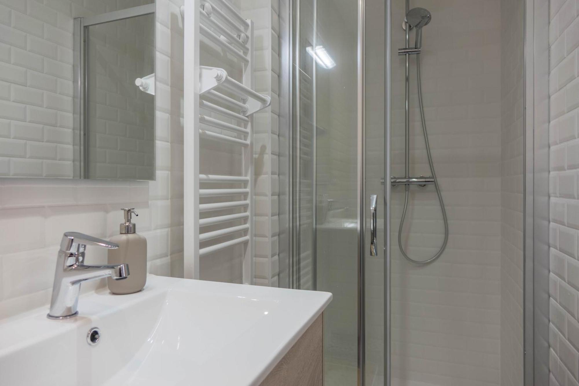 Beau Quartier Et Central, Maison Spacieuse Avec Cour, 3 Chambres, 3 Salles De Bains A 10 Min A Pied De La Gare Orléans Kültér fotó