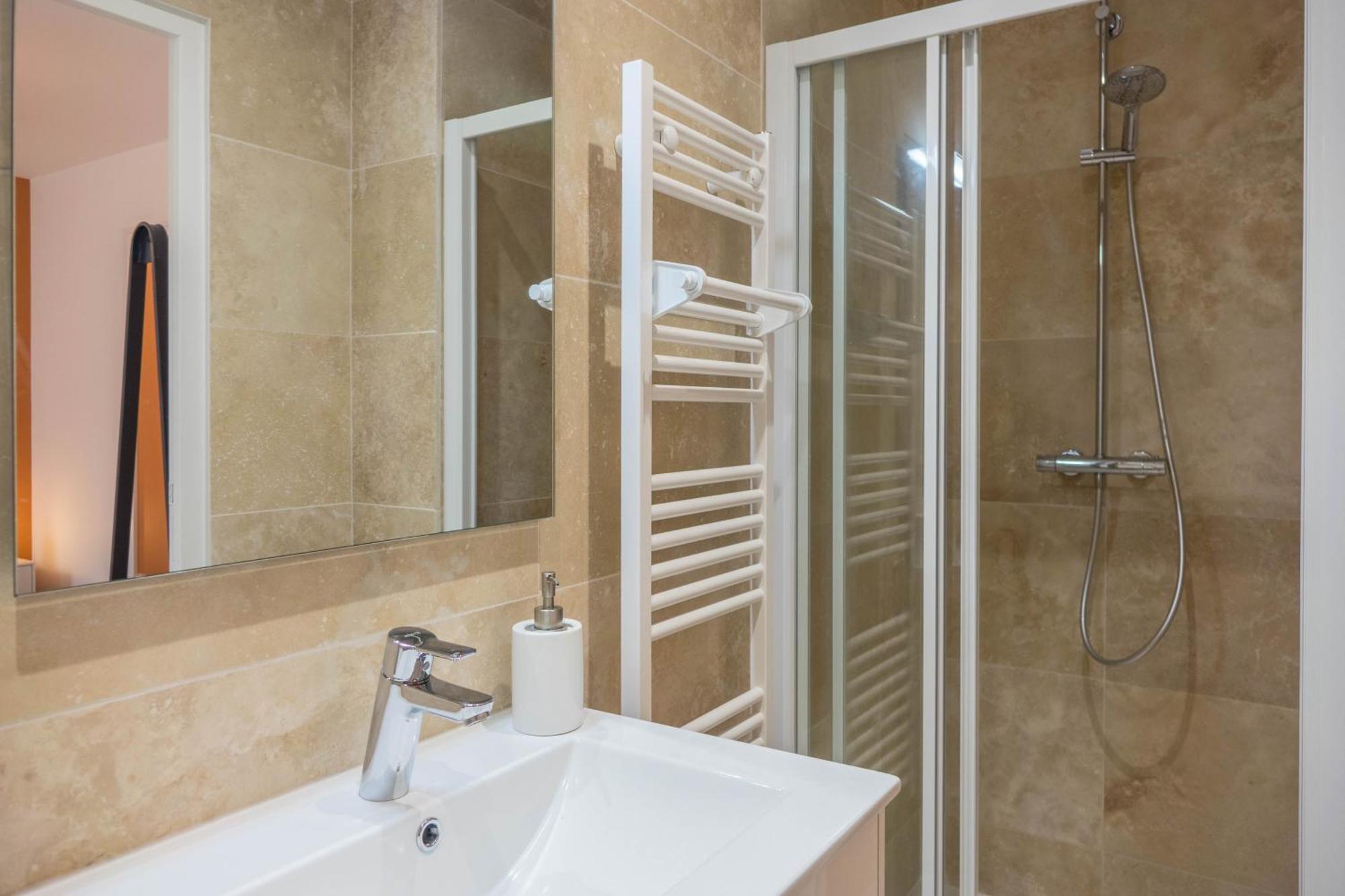 Beau Quartier Et Central, Maison Spacieuse Avec Cour, 3 Chambres, 3 Salles De Bains A 10 Min A Pied De La Gare Orléans Kültér fotó